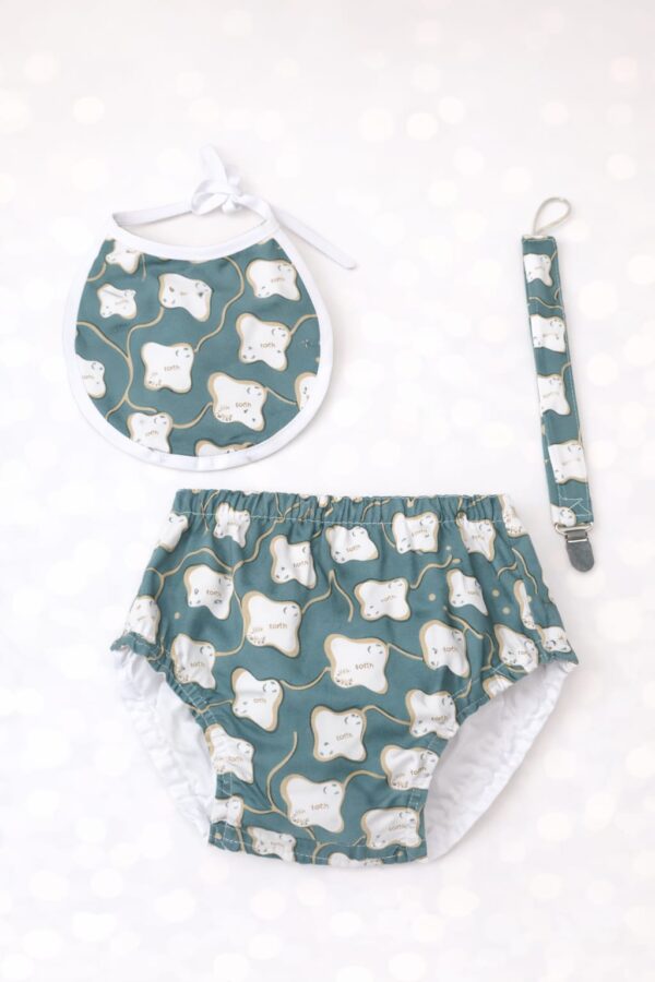 Conjunto babero braguita cubrepañal y chupetero pez manta 6/9 meses