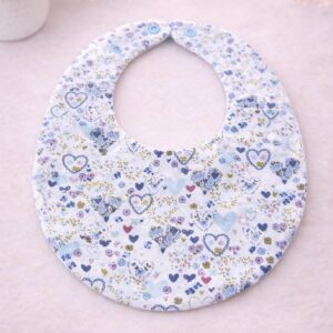 Babero Lluvia de Corazones y Flores