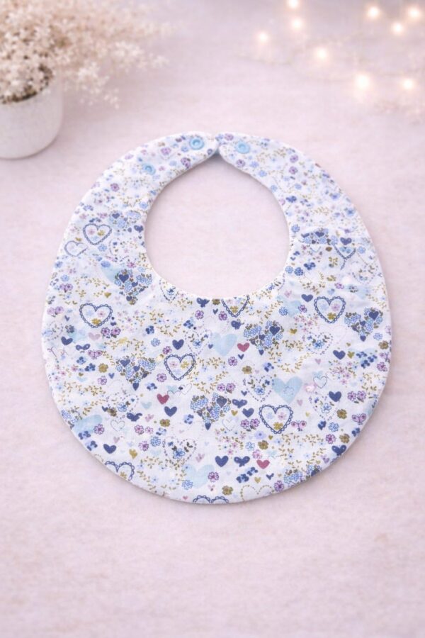 Babero Lluvia de Corazones y Flores