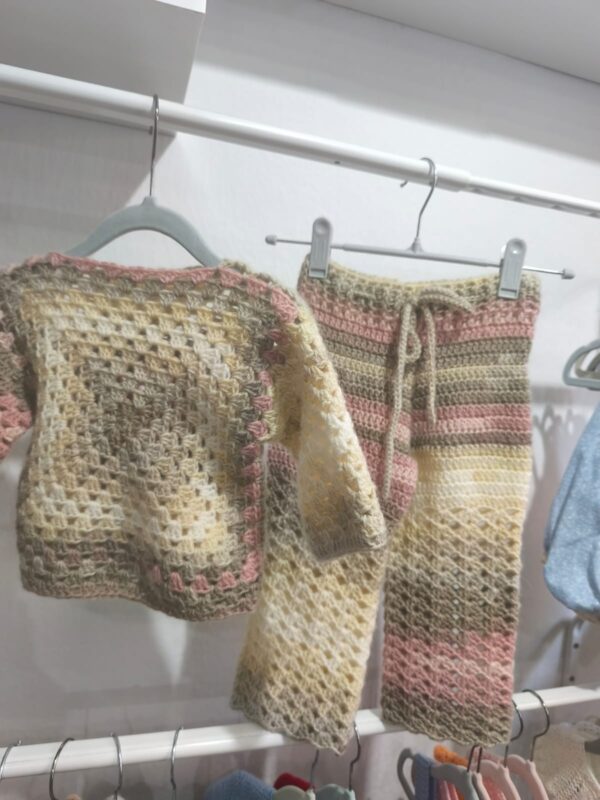 Conjunto crochet pantalón y jersey